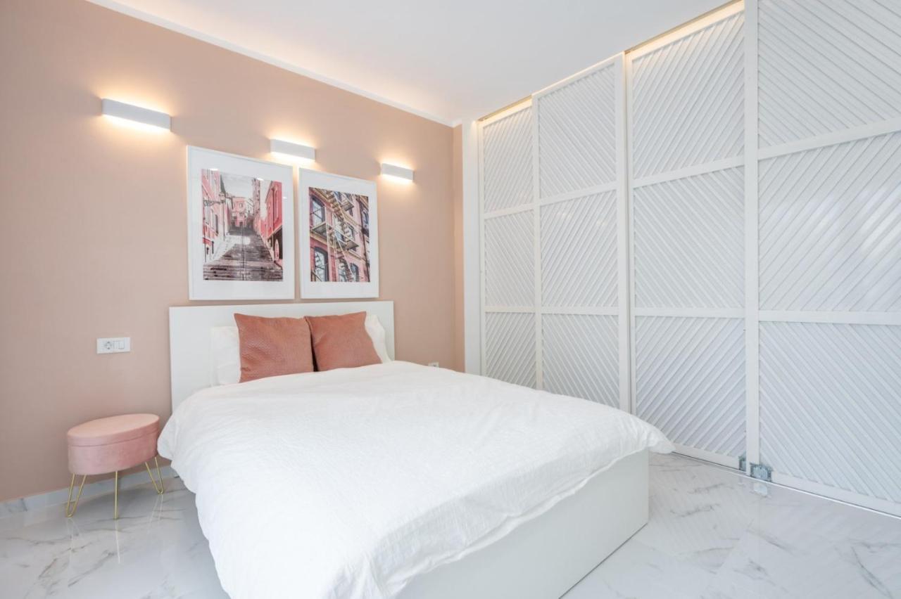 Fantastic City Center Apartment Bucharest Exterior photo